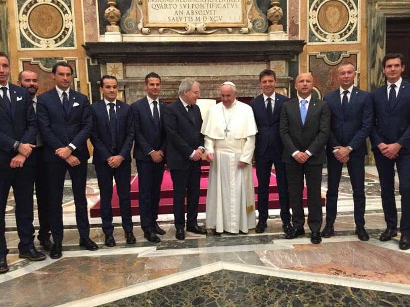 Foto ricordo degli arbitri all&#39;udienza con Papa Francesco